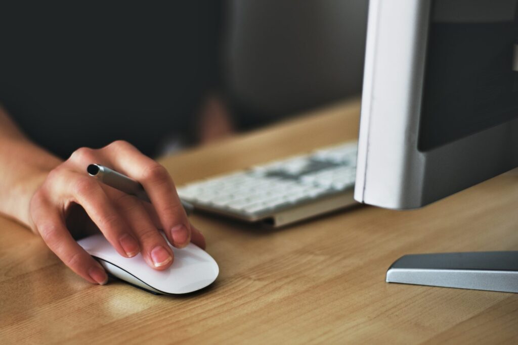O půjčku o víkendu se může zažádat kdykoli přes online portály nebo přes telefon.