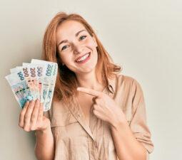 půjčka vyplácení doma žena drží peníze