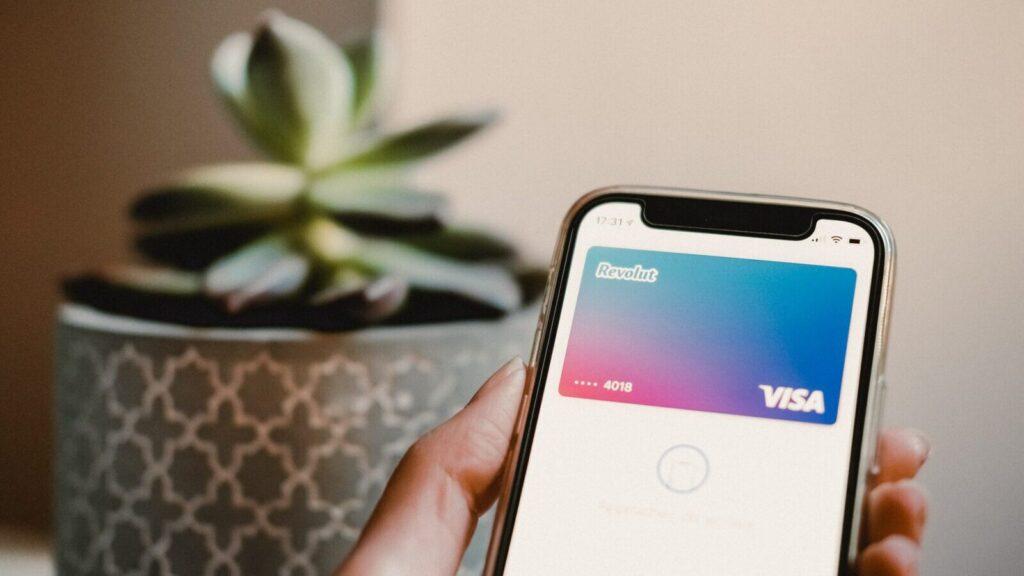 Karta Revolut umožňuje jednoduché a bezpečné placení kdekoli na světě.